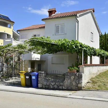 Jela - With Pool Apartamento Njivice