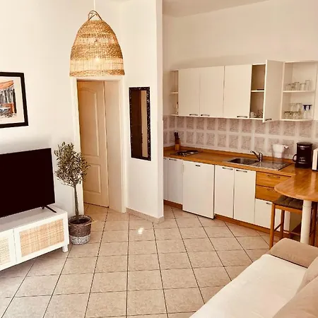 Jela - With Pool Apartamento Njivice